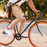 Mann auf Fahrrad mit Buerotasche